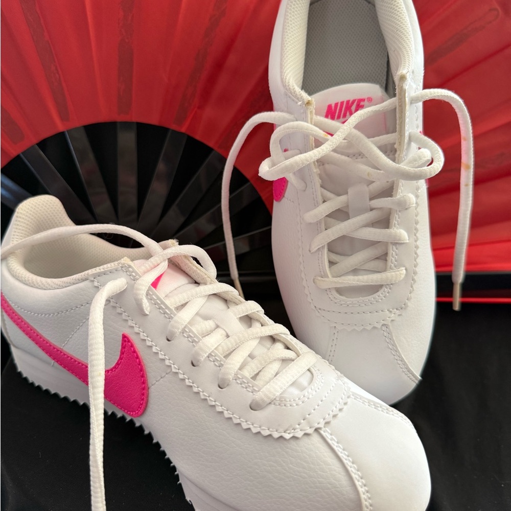 Nike White and Pink Sneakers - Picture 2 of 10